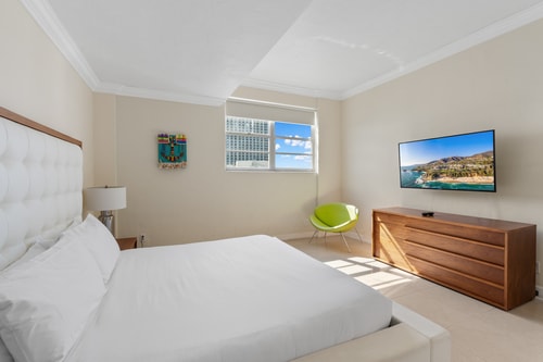 Penthouse w/ King Bed & Ocean View at Tides 19 Komffy Canada