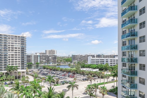 Komffy Apt w/2 Queen Beds & Canal View at Tides 8 Komffy Canada