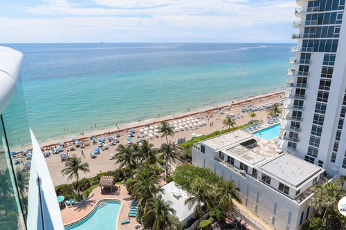 Penthouse w/Queen Bed & Ocean View at Tides Komffy Canada