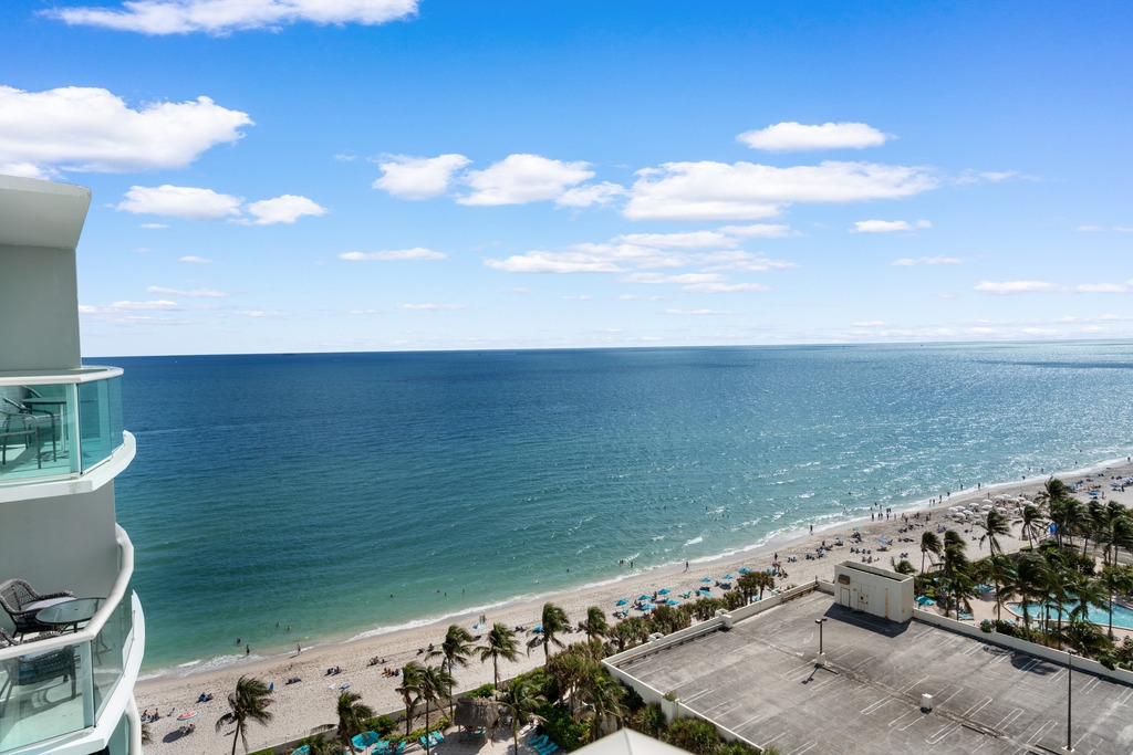 Penthouse w/ King Bed & Ocean View at Tides 11 Komffy