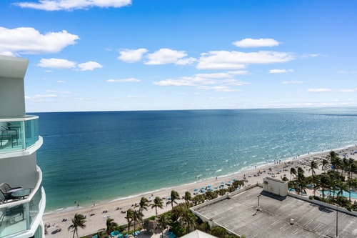 Penthouse w/ King Bed & Ocean View at Tides 11 Komffy Canada