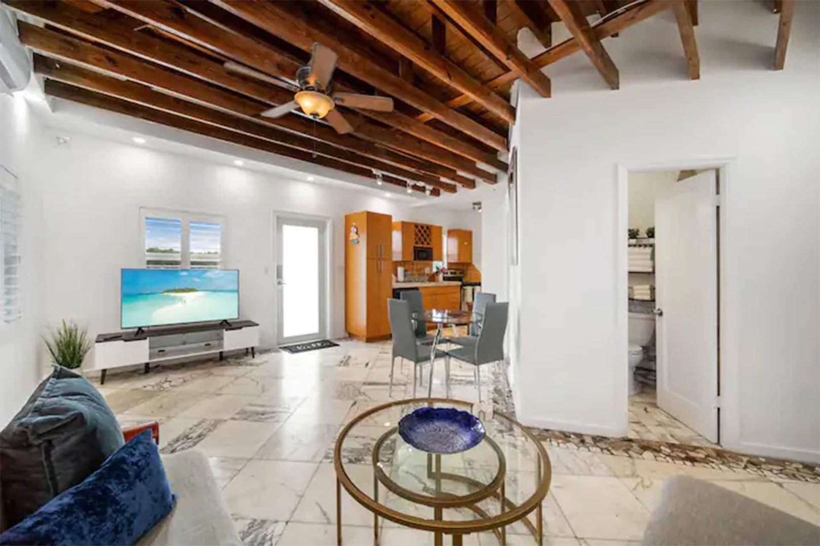 Waterside Escape w/Queen Bed & Free Parking 7 Komffy