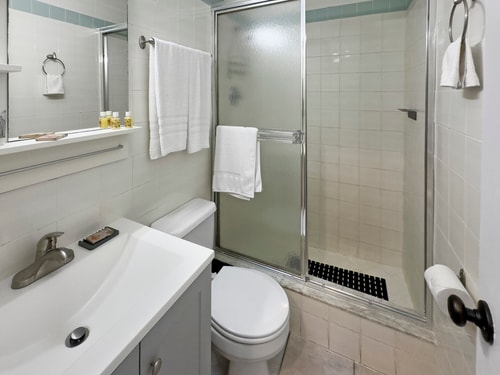 Modern Queen Studio + Kitchen | Wi-Fi 16 Komffy