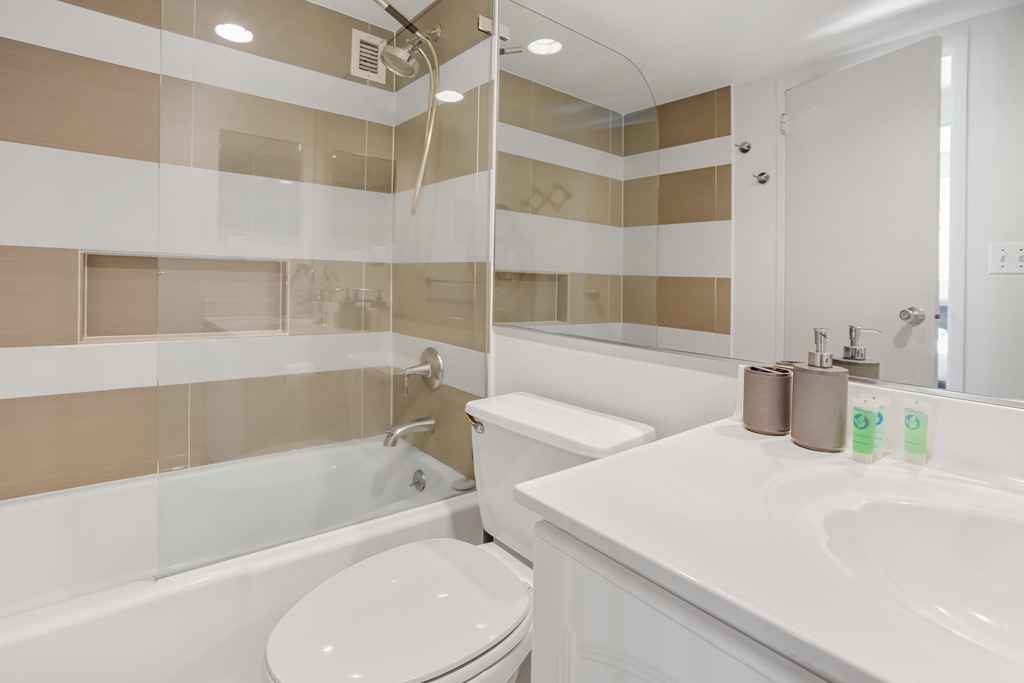 Penthouse w/Queen Bed & Ocean View at Tides 14 Komffy