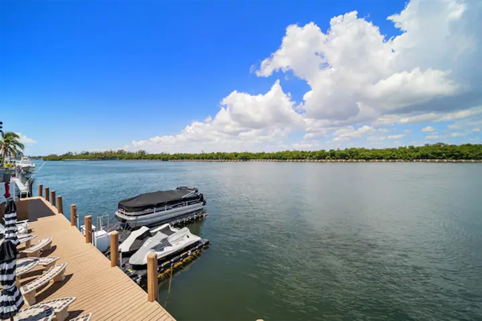 Waterside Escape w/Queen Bed & Free Parking 18 Komffy