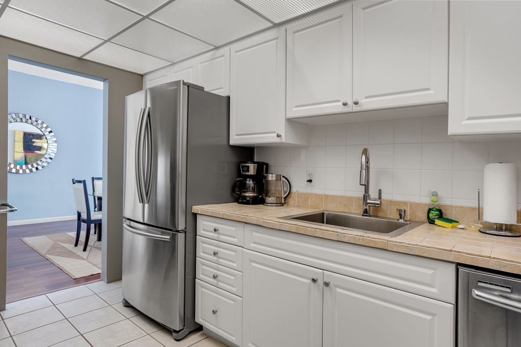 Penthouse w/Queen Bed & Ocean View at Tides 3 Komffy