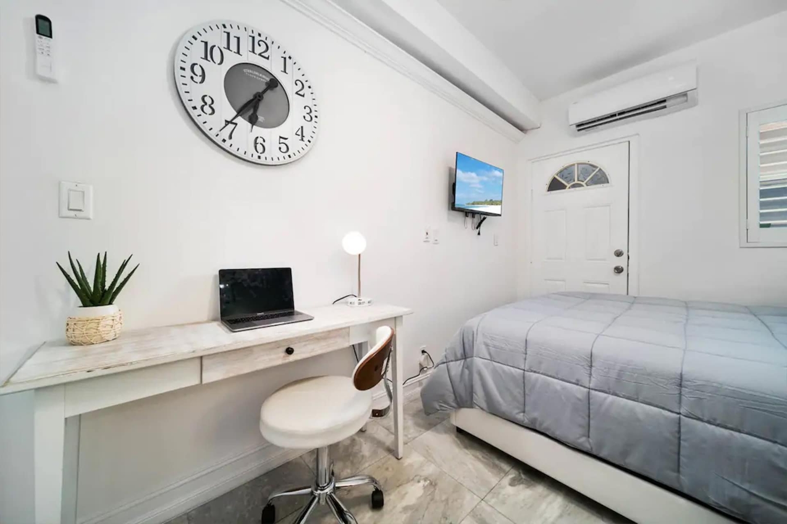 Waterside Escape w/Queen Bed & Free Parking 13 Komffy
