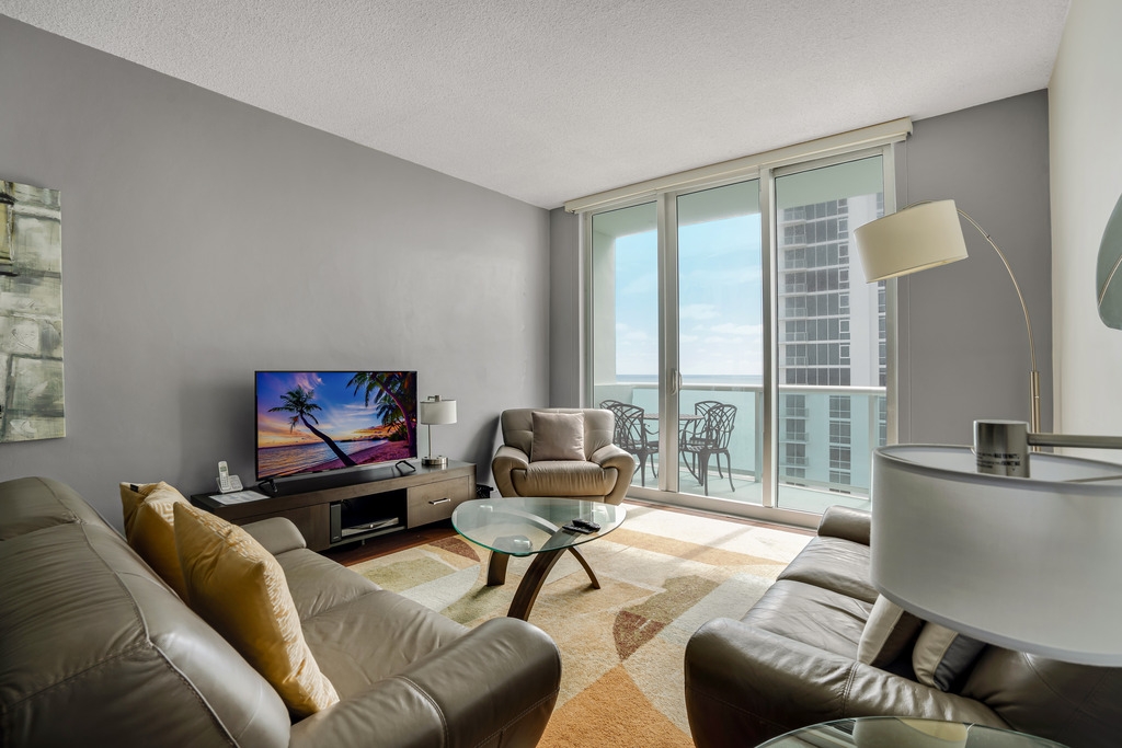 Penthouse w/Queen Bed & Ocean View at Tides 6 Komffy