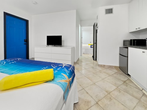 Modern Queen Studio + Kitchen | Wi-Fi 10 Komffy