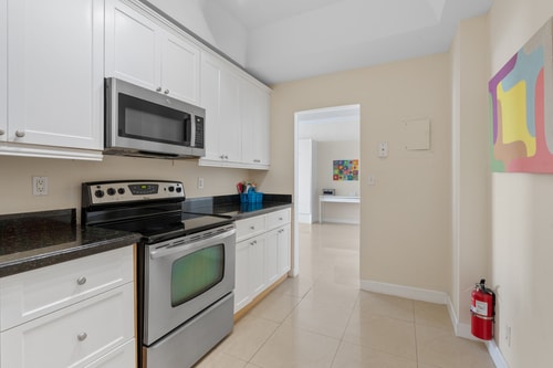 Penthouse w/ King Bed & Ocean View at Tides 0 Komffy Canada