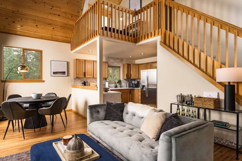 Serene Retreat: Amazing Views, HotTub, Sauna