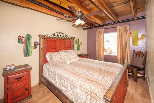 Queen Loft - 212 @ Alpine City Place | Hotel & Bar