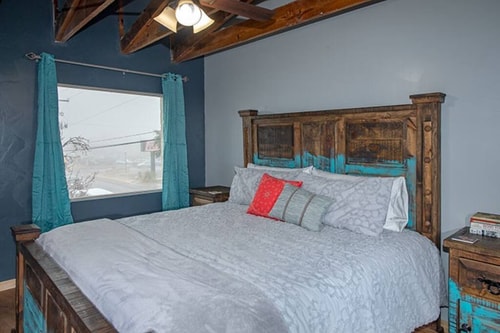 Comfy King loft @ Alpine City Place | Hotel & Bar