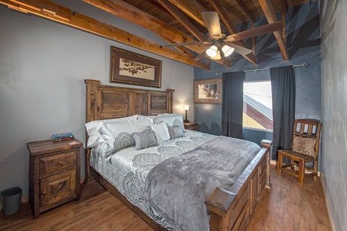 Cozy King loft @ Alpine City Place | Hotel & Bar