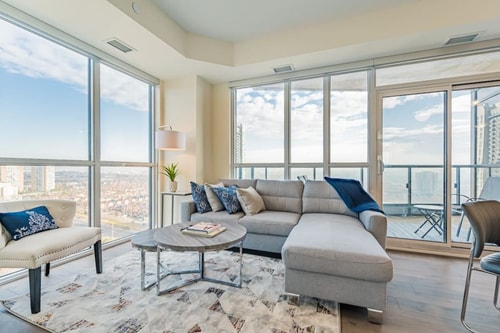 Elegant 2BR-2BATH Condo, Parking, City View