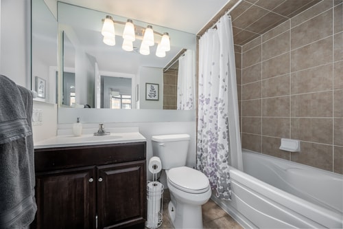 Executive 2 Bedroom Condo Close to Square ONE