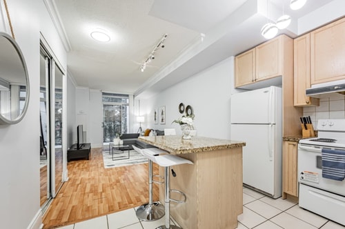 Luxury One Bedroom Condo Near Square One / Paking