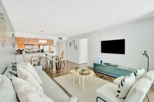 Bright 1BR Condo with Panoramic Bay Views in the Heart of Brickell