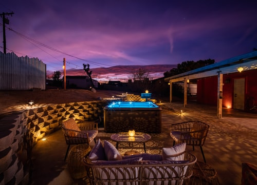 Luxury Joshua Tree Retreat w/ Hot Tub, BBQ & Games