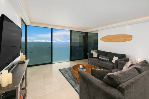 Beachfront condo overlooking Pacific Ocean W/pool