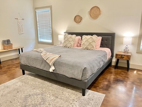 Walk to UT & Moody Center. Spacious & Cozy Retreat