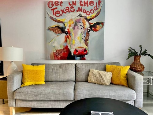 Cozy UT Condo. Downtown ATX. Walkable + Parking.