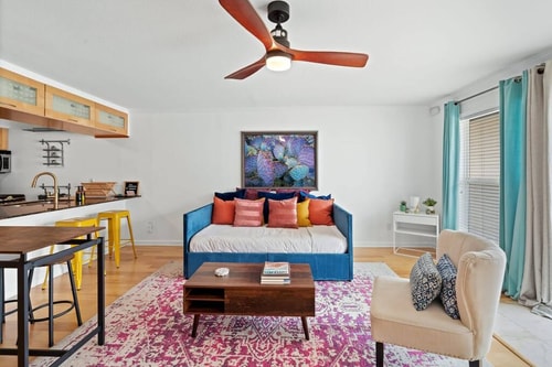 Lady Bird Condo. Walk Downtown.  Relax by Pool