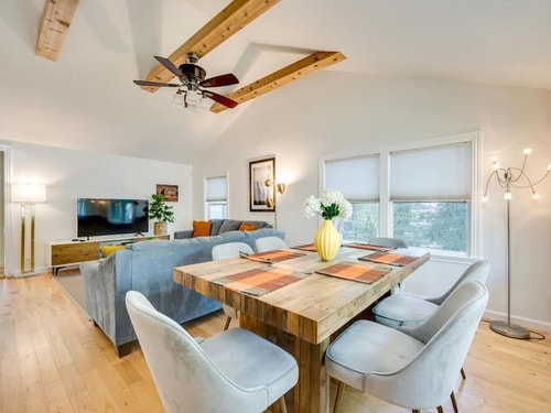 The Oxford. Ideal Zilker Location. Groups Welcome!