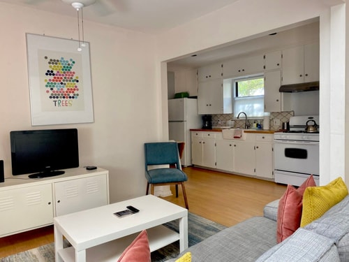 Sweet Cottage Stay . Walkable and Hip Location