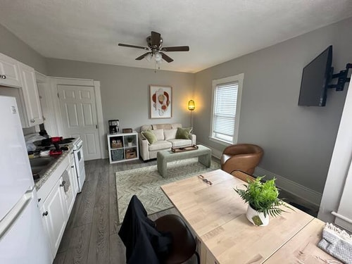 Port City Stays | King Bed | Downtown Suite