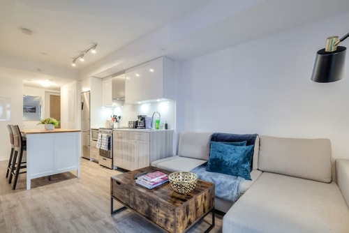 Cozy Downtown Condo Dundas Sq.