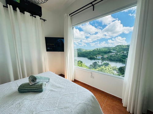 Casa con Vista al Lago en Naranjito (Full Solar)