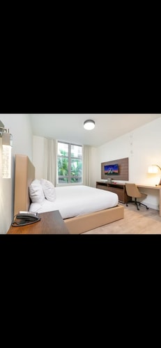 Beachfront Bliss: Studio with Super Rooftop Pool