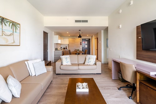 Spacious Hollywood Beach Apartment for 4/5, views