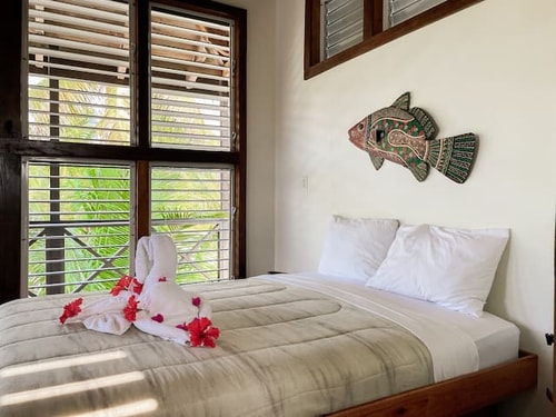 Treehouse W/ Sea View @ North Beach Retreat