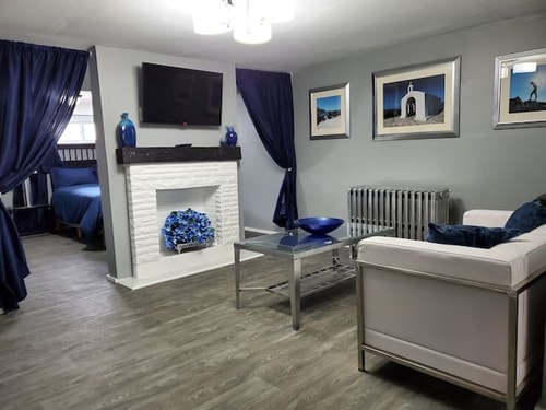 5 Glamorous Apt. Nurse, Med or Grad Student Housin