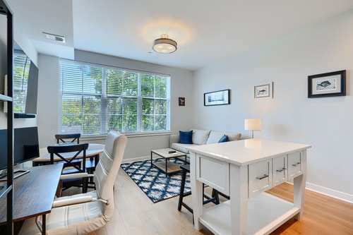 Uptown Condo w 2 Parking Spots