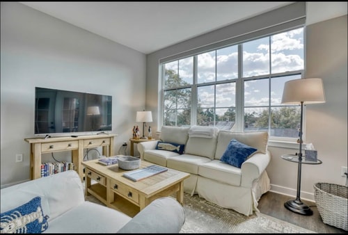 Elegant Uptown Condo withParking