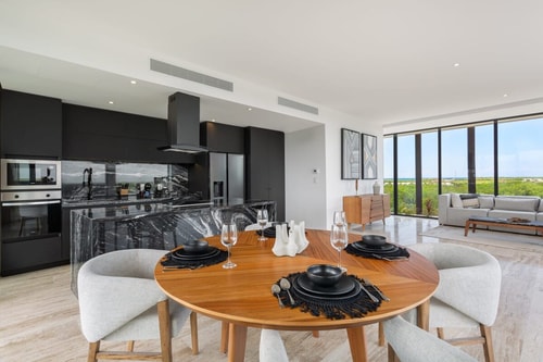 Top floor 3 BD PH 5 min from the beach