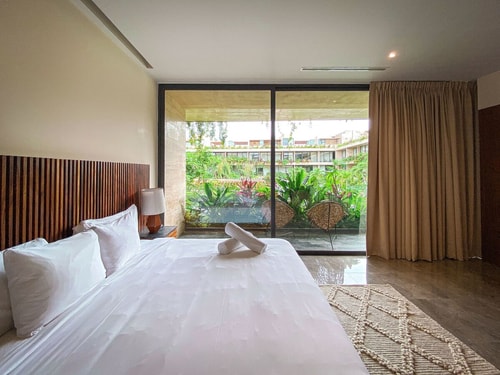Stunning views. Studio with beautiful Pool view!