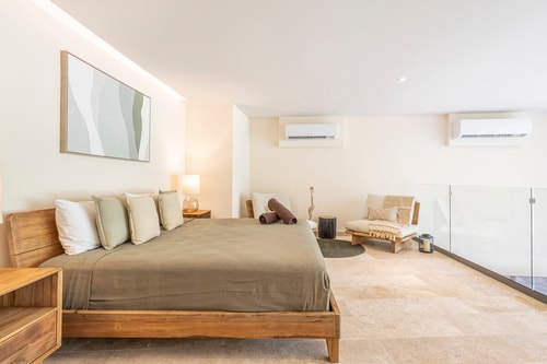 Stylish Ground-Floor Loft. Private Pool, WiFi, A/C