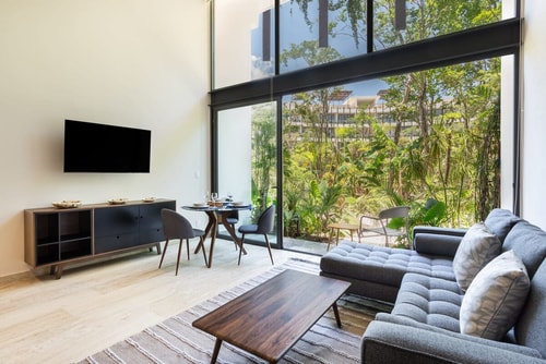 Spectacular Loft with gym, pool & beach shuttle