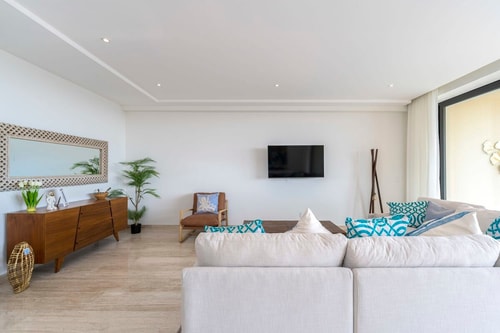 Impressive 2 bd with ocean view, gym and pool