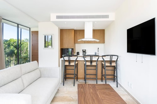 Fast Wi-Fi, private pool, A/C & jungle view!