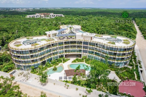 Stunning Luxury Studio with Gym & Rooftop Pool!