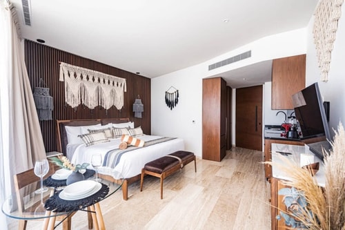 Top summer retreat! Studio with pool & rooftop!