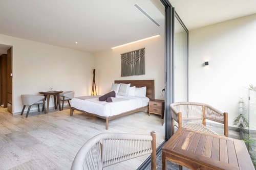 Studio Retreat, Pool Views, Wi-Fi & A/C Smart TV