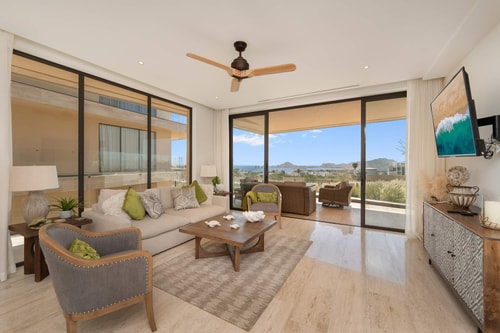 Ocean view, fast Wi-Fi, shared pool & BBQ