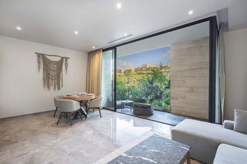 Light filled & stylish Studio! Private balcony