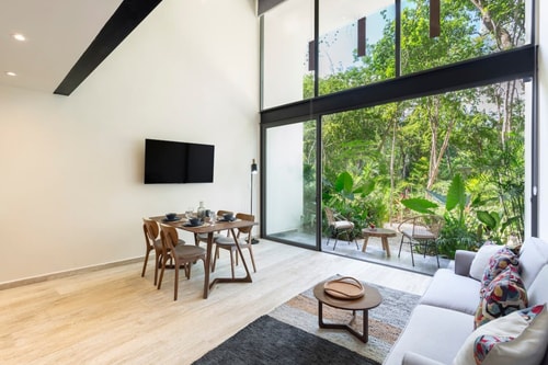 Loft with fast Wi-Fi & direct pool access